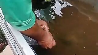 Baru ditebar bibit lele sudah loyo dan menggantung, terlalu lama diperjalanan kah