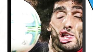 Foto sepak bola dengan timing sempurna