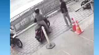 Gak fokus mbaknya