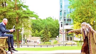 हज़ार साल पुरानी जादूगरनी वर्तमान में आती है