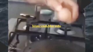 Lagi asik masak telur mata sapi, eh… garamnya tumpah semua! ????