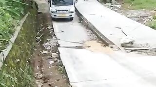 truk maksa melaju di jalan yang rusak, endingnya? | Adobet88