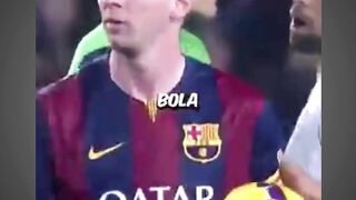 Apa yang Dilakukan Messi dengan Bola Hattricknya