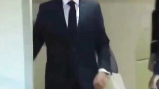 Detik-detik wajah Presiden Macron sempat terdorong saat tiba di Vietnam. ertangkap kamera dong! ????????