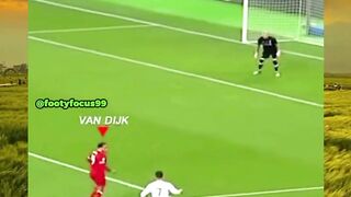Van Dijk, sang raksasa pertahanan, menghadapi tantangan terbesar saat melawan Messi. Siapa yang bisa menahan si nomor 10? ????⚽️