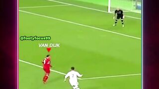 Tembok kokoh di lini belakang! Van Dijk lagi-lagi buktiin kenapa dia salah satu bek terbaik dunia.