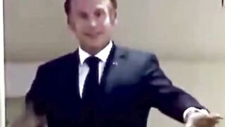 Presiden Prancis Di toyor ama istirnya ????????