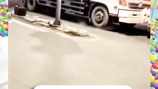 Detik detik pengendara motor di tabrak truck