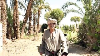الحاج الضوى بيغسل العربيه الكارو فى المغسله