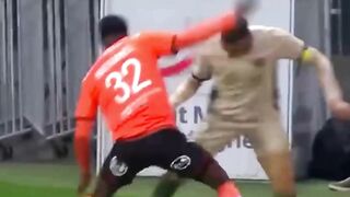 Skill dewa atau cuma hoki? Yang penting gol, boss! ⚽️☘️????