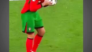 Momen Langka Ronaldo Saat Kick-off ????