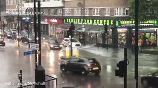 Потоп в Лондоне. Из-за наводнения улицы частично под водой