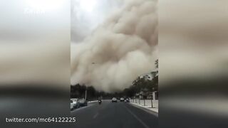 Мощнейшая песчаная буря накрыла Китай