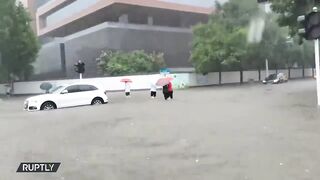 Мощный тайфун идет на Китай после сильного потопа