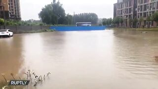 Мощнейший потоп в Китае. Затопило улицы и метро