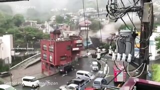 Момент схода мощного оползня в Японии. Последствия  потока