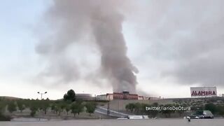 Кадры мощного пожара. В Испании горят склады с хамоном