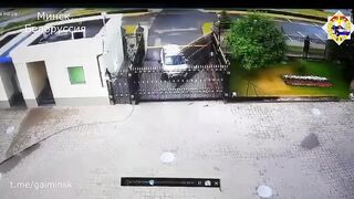 атака на посольство России в Минске. Водитель въехал на автомобиле в ворота