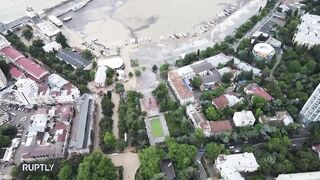 В Ялте после потопа открыли пляжи,но купаться запрещено.