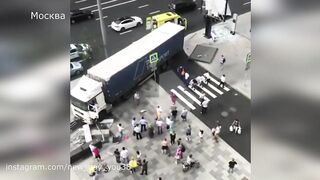Момент ДТП с фурой на Садовом кольце: вылетела на тротуар