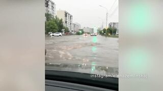 Потоп в Красноярске после мощного ливня. Улицы затопило, сошел оползень: