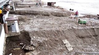 Размытые пляжи Ялты. В Ялте больше нет набережной.