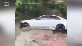 Жуткое видео из Ялты: машины смывает потоком