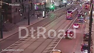 Авто Bentley за 20 миллионов столкнулся с трамваем в центре Москвы