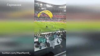 Парашютист приземлился перед матчем