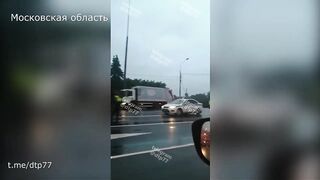 фура протаранила машину ДПС - грузовик уничтожил автомобиль полицейских