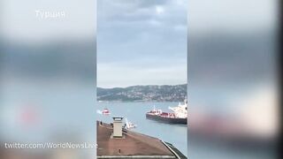 Гигантский неуправляемый нефтяной танкер заблокировал пролив