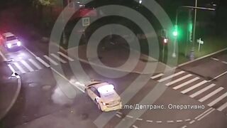 Два мотоциклиста врезались в такси на перекрестке