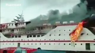 Паром с сотнями пассажиров загорелся в Индонезии