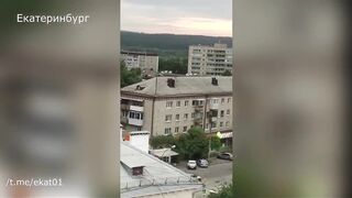 полицейский открыл стрельбу по прохожим в Екатеринбурге.