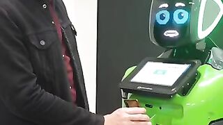 Подключенные к "Госуслугам" роботы начнут проверять QR-коды.