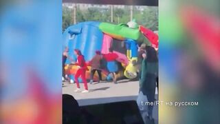 аттракцион с детьми взлетел и унесло ветром