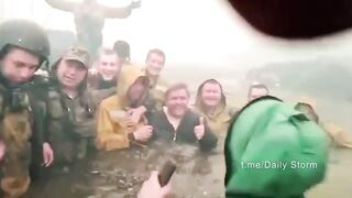 Пожарные десантники спаслись от огненного вихря в реке при пожаре