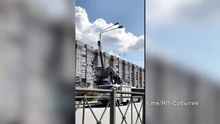 Пассажирский автобус врезался на столб в Петербурге