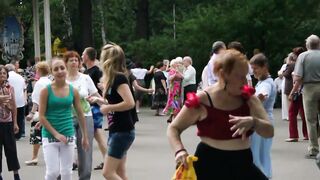 Придурок и бабка танцуют секси танцы