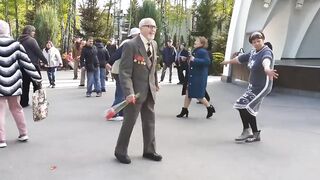 С РОЗОЮ КРАСИВОЮ