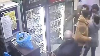 ДЕВУШКА ВЫРУБИЛА МУЖИКА С ОДНОЙ ПИЗ...ЮЛИ