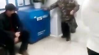 В больницу пришла не нормальная на все голову старуха