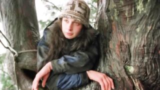 Do saal tk ok darakht PR bythi larki (Urdu Story)