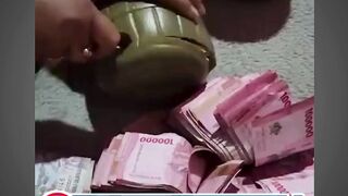 Viral Bongkar Celengan Plastik Berisi Uang Ratusan Juta