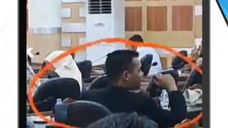 Anggota DPRD Tuban fraksi Golkar ketahuan rokok elektrik saat rapat..  Satu ruangan nggak ada yang negur????