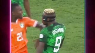 Aksi seorang pemain menunjukkan kontrol bola dan kelincahan saat menghadapi lawan.