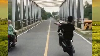 Gini nih kalo udah ga sayang nyawa ????