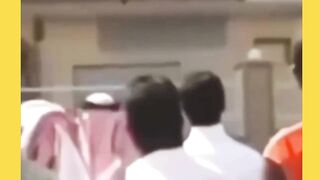 Superman-nya semangat 100%, stamina-nya 20%. Baru naik 3 lantai udah nyender ke tembok, minta air zam-zam