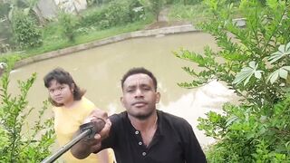 Main di pinggir kolam ikan