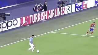 Kiper rasa penyerang